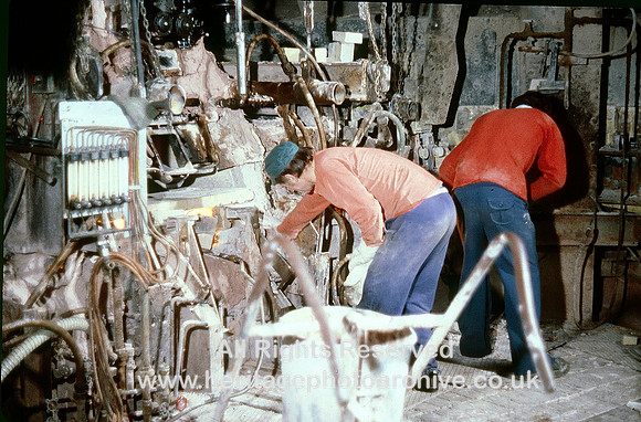 HRS 9995 St Helens, Pilkington Glass, Adjusting the tank 10.0 1980