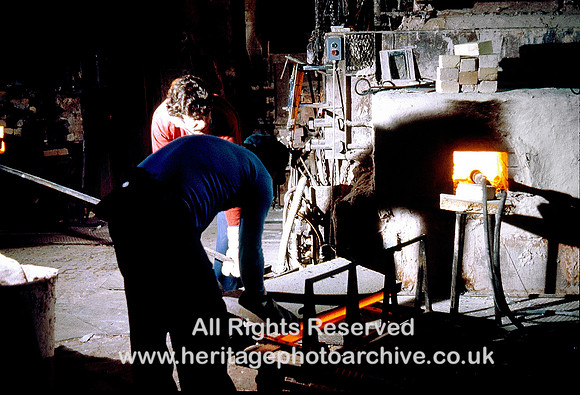 HRS 10000 St Helens, Pilkington Glass, 15.0 Removing tiles prior to drawing glass 1980