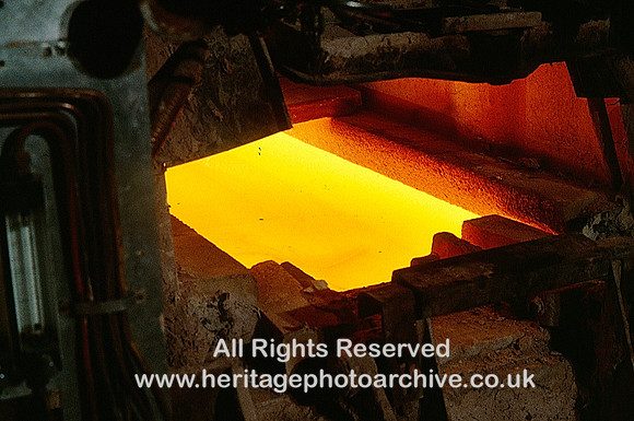 HRS 10004 St Helens, Pilkington Glass, 19.0 Looking into glass tank 1980