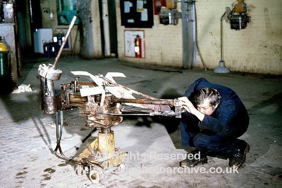 HRS 10007 St Helens, Pilkington Glass, 23.0 Equipment for holding glass edge in vert sheet