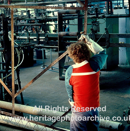HRS 10013 St Helens, Pilkington Glass, 28.0 Inserting the bait between the rollers