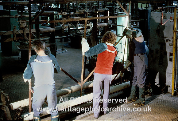 HRS 10010 St Helens, Pilkington Glass, 26.0 Installing the bait or riser frame 1980
