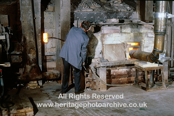 HRS 10026 St Helens, Pilkington Glass, 40.0 Rodding a glass sample