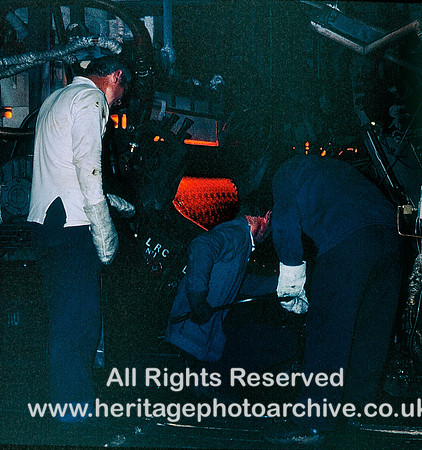 HRS 10040 St Helens, Pilkington Glass, 61.0 Men adjusting glass flow