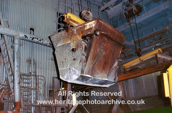 HRS 10048 St Helens, Pilkington Glass, 72.0 Skip being loaded on to wagon