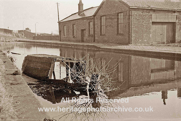 HRS 2087 MBBC Joe Lansdale's workmen's boat Nob End c1967 wo