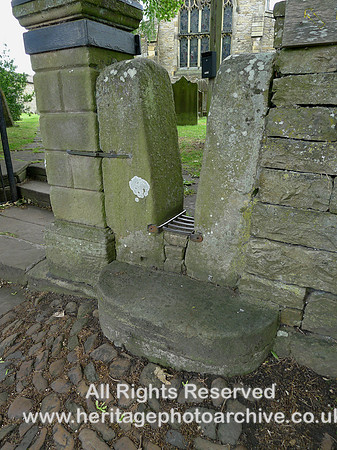 HRS 11165 Wensleydale, Askrigg, squeeze stile at church 2022