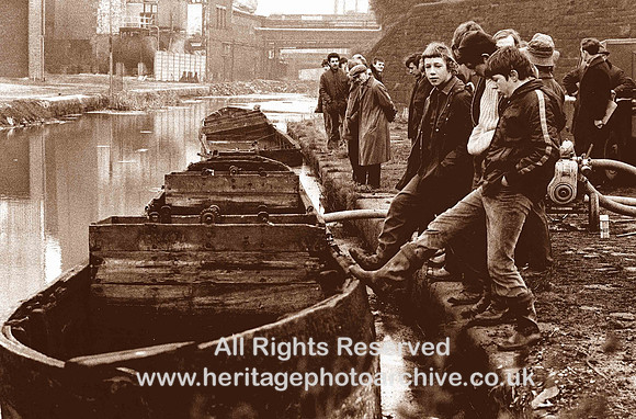 HRS 289 MBBC Coal boats Bury c1974