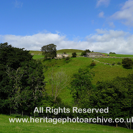 HRS 10401 Keld, farm on hill side L1190428