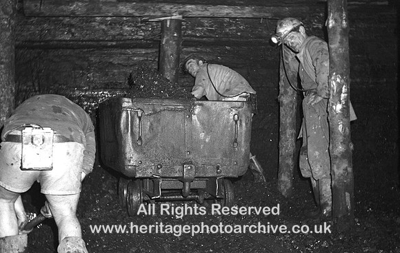 HRS 1468 Filling tub at coalface, Quakerhouse Pit 1970s