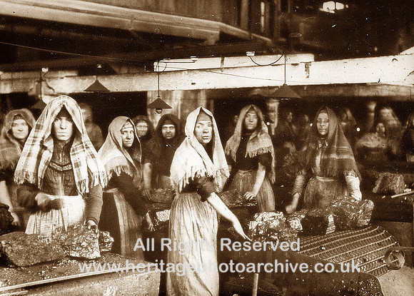 HRS 1510 Coalmining, pitbrow lassies on screens Gibfield