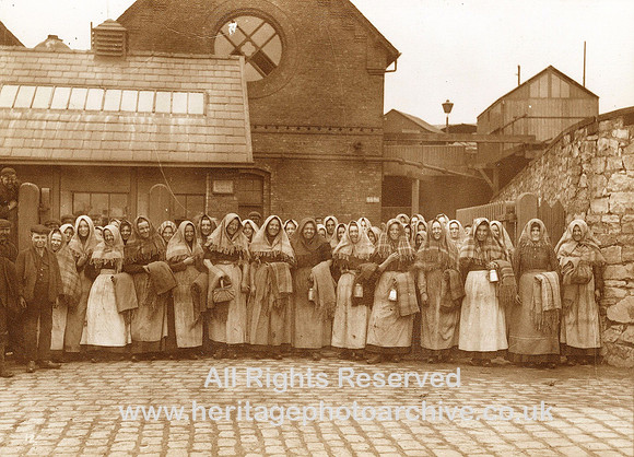 HRS 1526 Coalmining, pitbrow lassies, Gibfield c1906