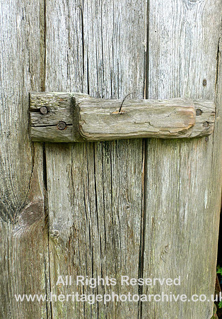 HRS 1229 Wooden latch on Tyddyn near Llanrwst
