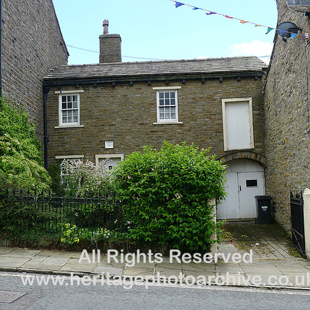 HRS 11155 Wensleydale, building with archway dated 1818 2022