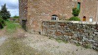 HRS 8987 Milburn, old barn with dry stone wall L1150304