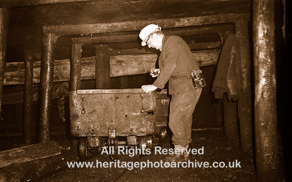HRS 1475 Tub on road, Quakerhouse Pit 1970s