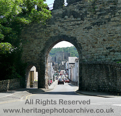 HRS 11118 Conwy, Castle street arch L1210383