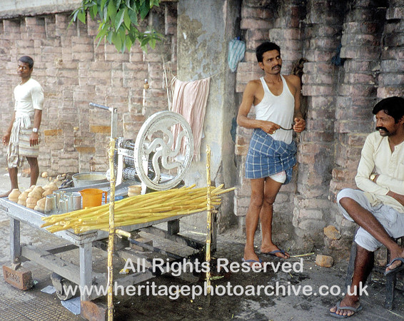 HRS 927 India, Calcutta, Crushing sugar cane for drinks,  1995