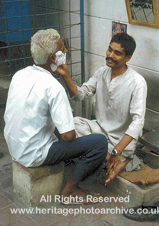 HRS 930 Calcutta, street barber 1995