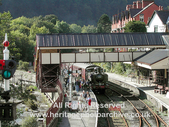 HRS 1043 Train in station Llangollen 2003