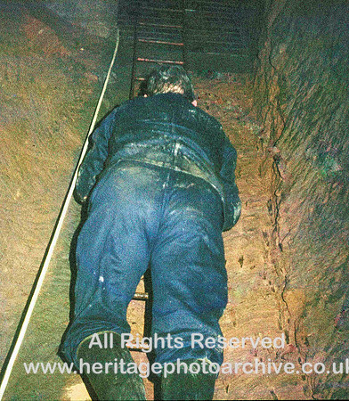 HRS 4174 Ardwick Tunnels, Descending into main chamber