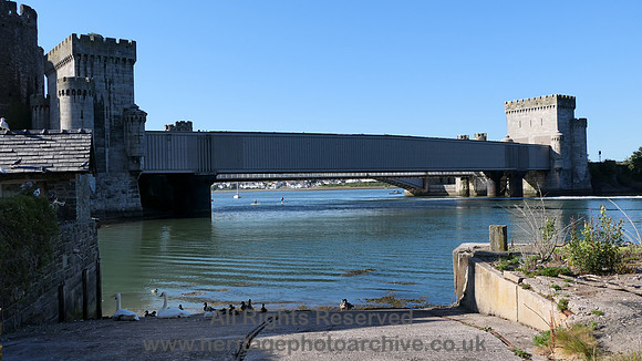 HRS 11140 Conwy, Tubular railway bridge and swans 2022
