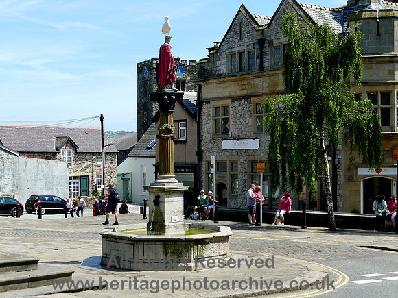 HRS 11124 Conwy, Conwy, Lancaster Square, statue Llewelyn ap Iorwerth 2022