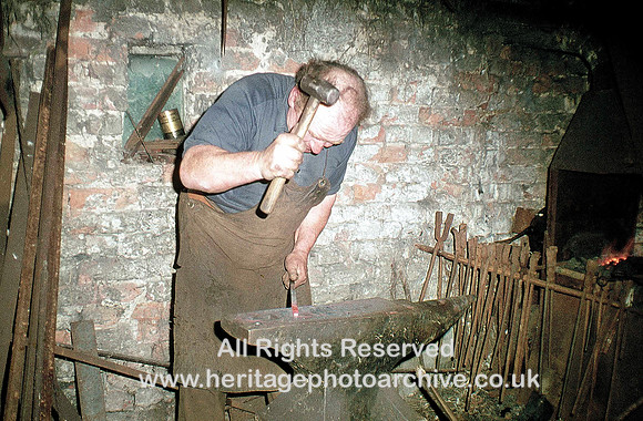 HRS 2095 Tottington Robin Percival twisting hot iron in vice